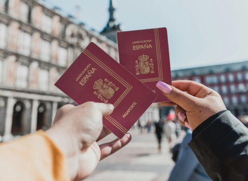 Jóvenes con pasaportes en sus manos